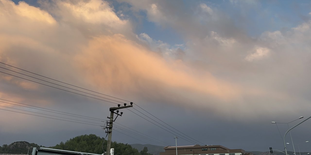 Marmaris’te fırtına ve sağanak yağışın ardından gökyüzü şölene döndü