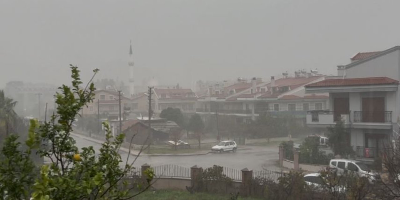 Marmaris’te sağanak yağış hayatı felç etti