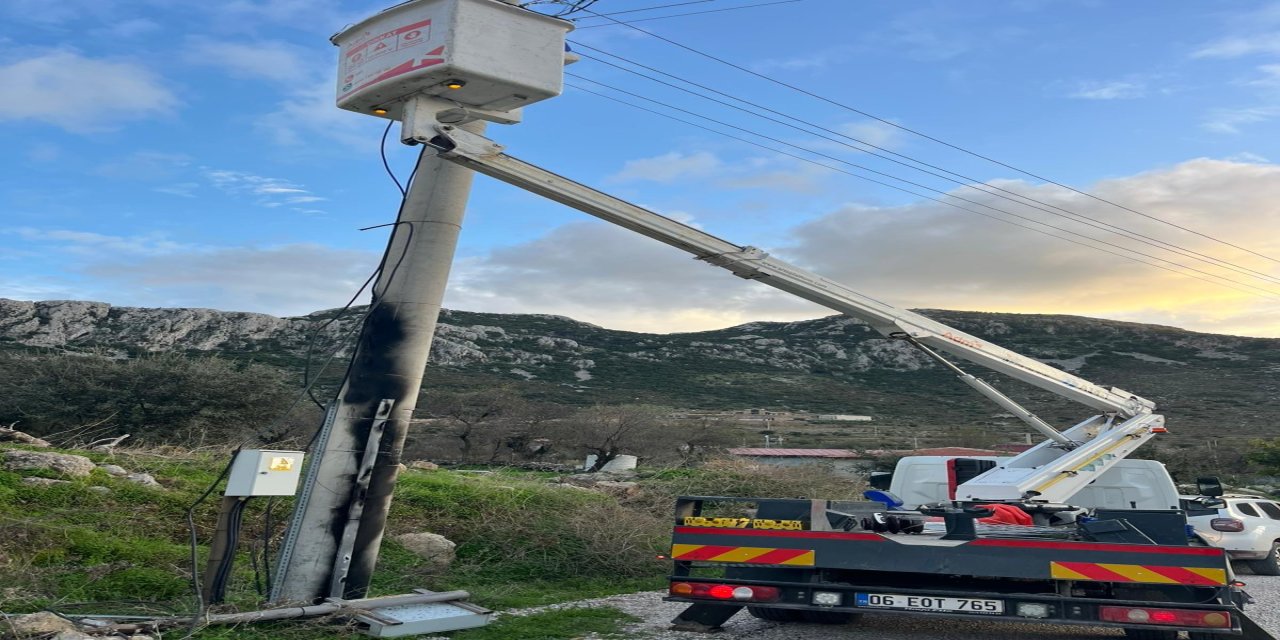 Marmaris Söğüt Mahallesi’nde elektrik direği alev aldı