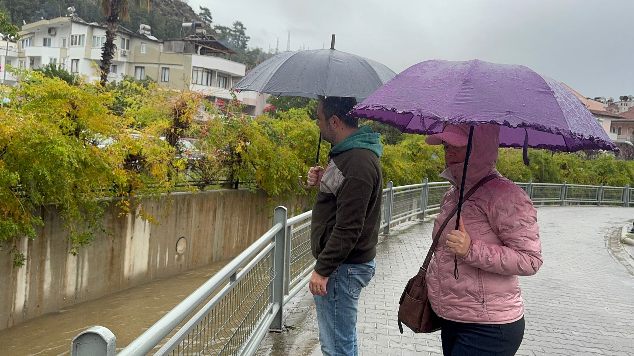 Marmaris’te su kanalını  kaplayan yağlı tabaka ve ağır koku !