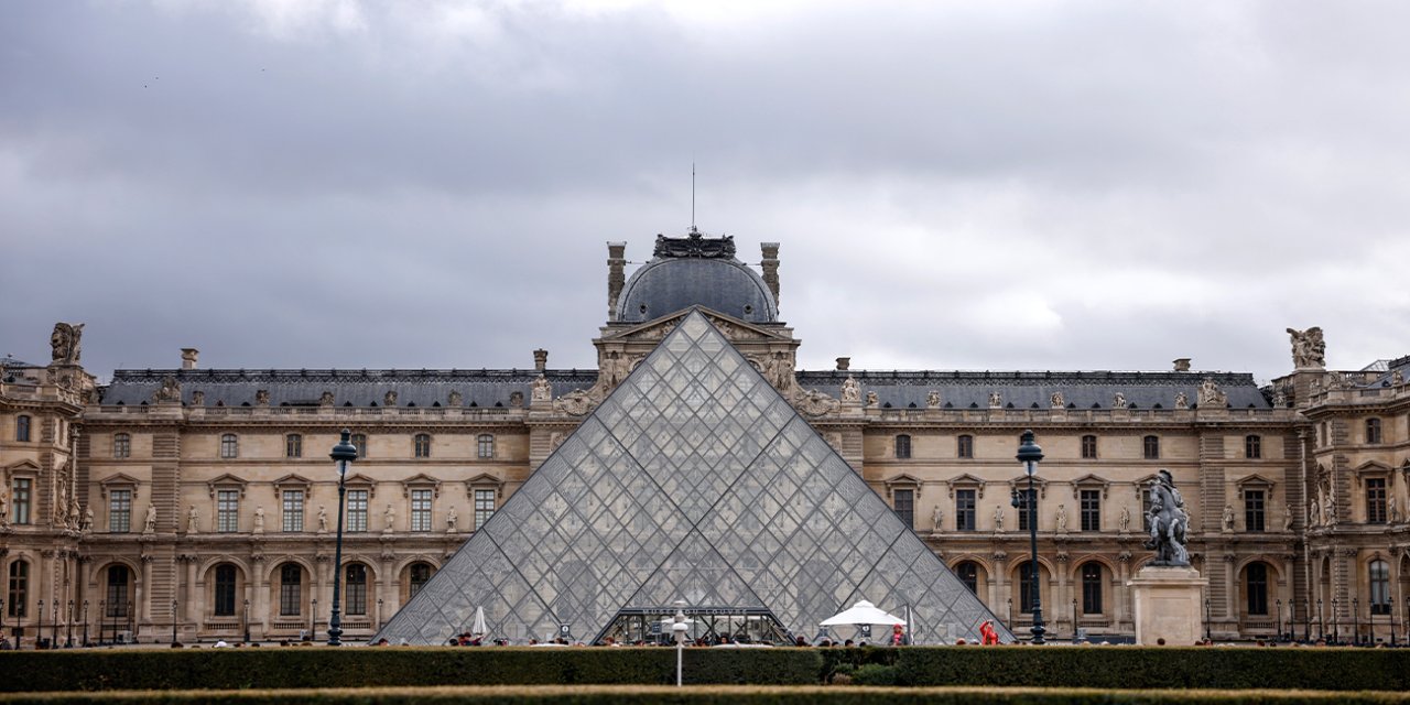 Louvre Müzesi’nde su sızıntısı: Yaklaşık 400 nadir kitap hasar gördü