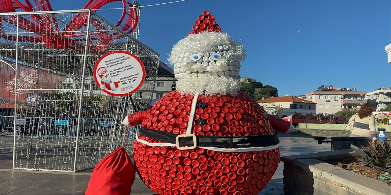 Marmaris’te 1000 atık pet şişeden Noel baba figürü