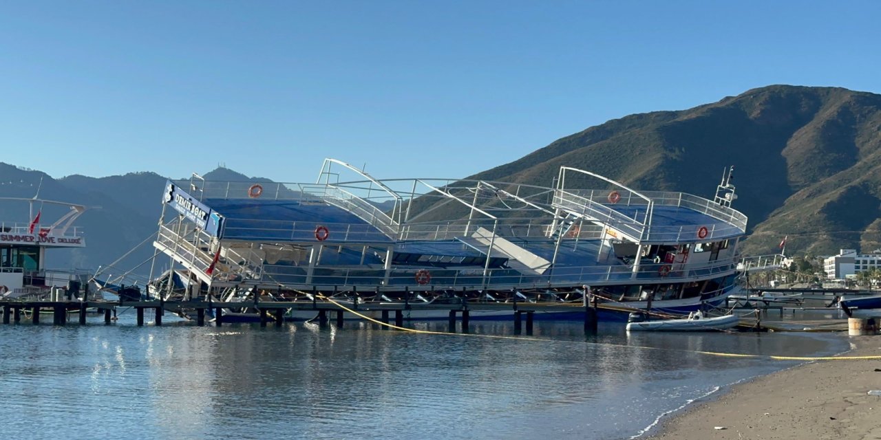 Marmaris’te fırtınada karaya oturan “Demir Boat” hâlâ kaldırılmayı bekliyor