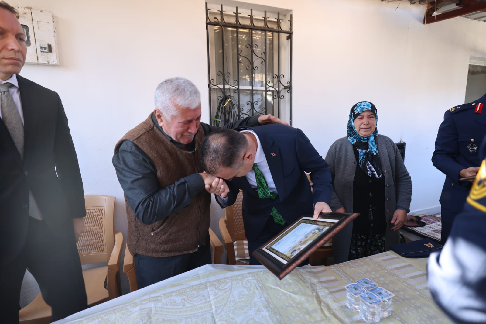 Vali Akbıyık, Şehit Emrah Kuran’ın ailesine şehadet belgesini takdim etti 'gözyaşları sel oldu