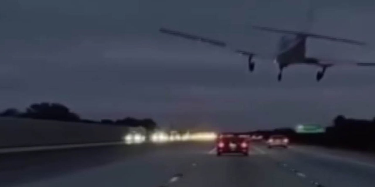 ABD'de uçak, seyir halindeki araca çarptı