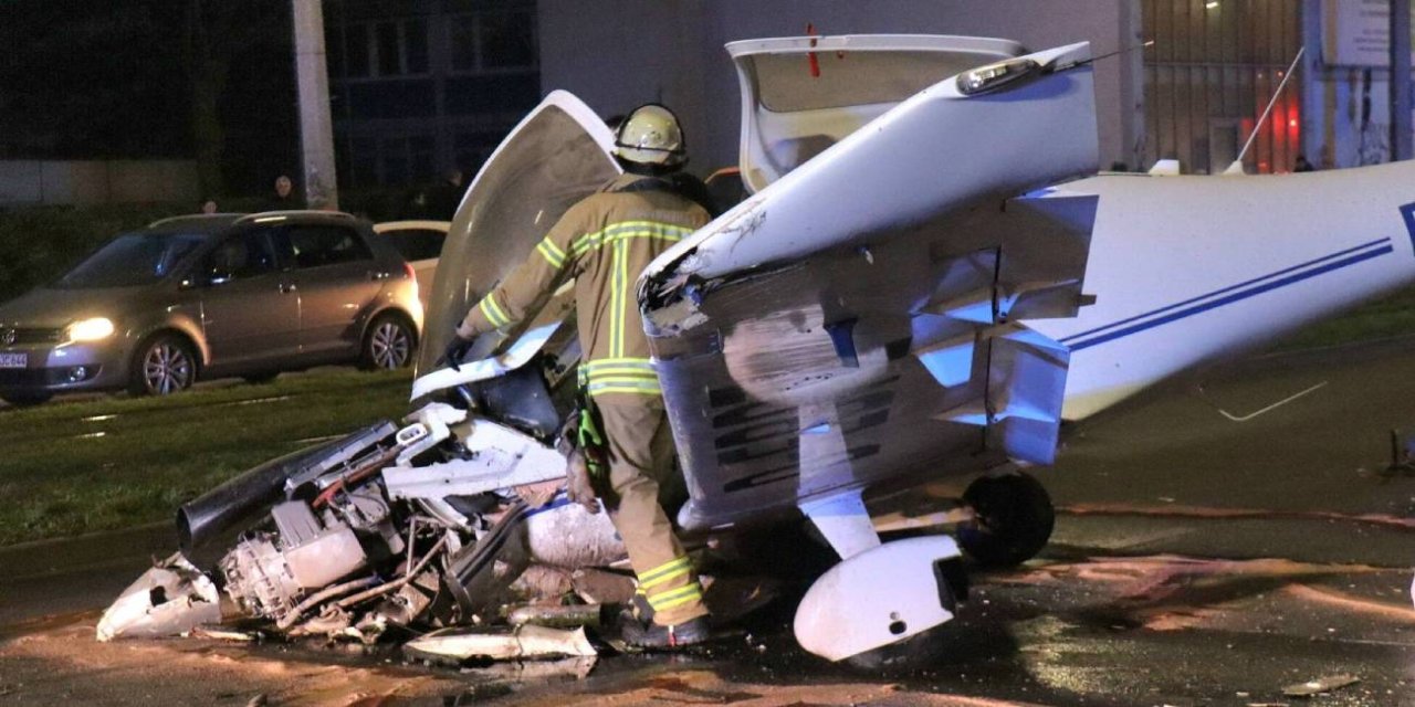 Almanya'da caddeye acil iniş yapan küçük uçak trafik levhasına çarptı: 3 yaralı