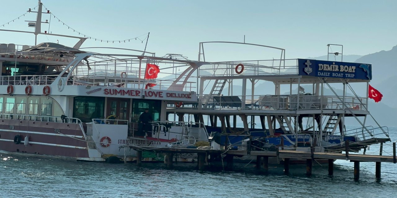 Fırtınada yan yatan “Demir-1” yolcu gemisi kurtarıldı