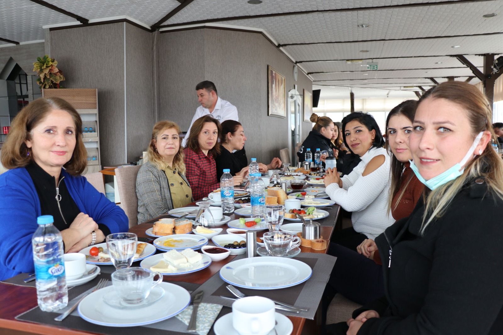ŞEHİT VE GAZİ YAKINI KADINLARA POLİS EVİNDE KAHVALTI DÜZENLENDİ.