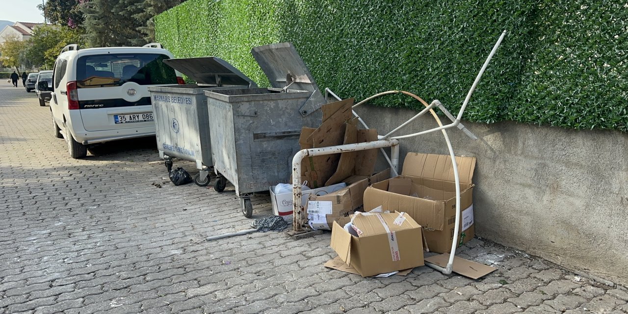 Marmaris’te konteynır kenarlarına atılan çöpler tepki çekiyor