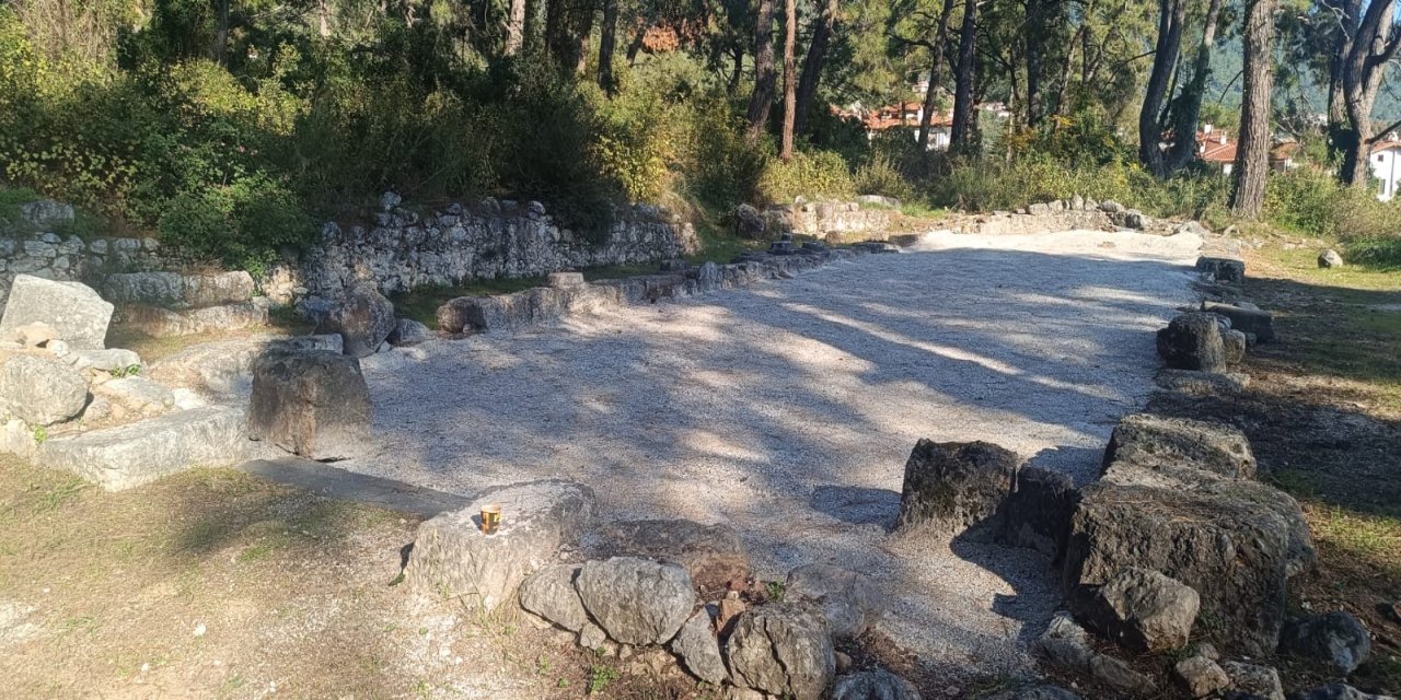 Akyaka’da tarihi Kiliseye bu mıcır kum niye döküldü?