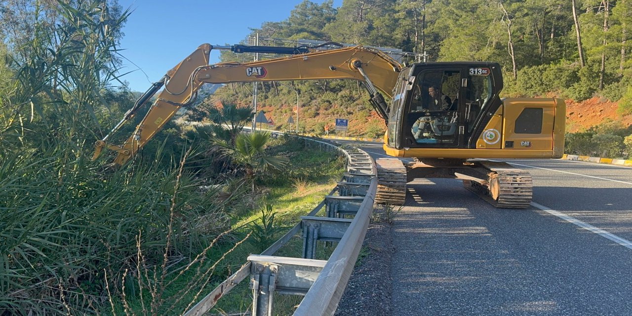 Marmaris’te ilçe girişlerinde yol kenarlarındaki otlar temizleniyor