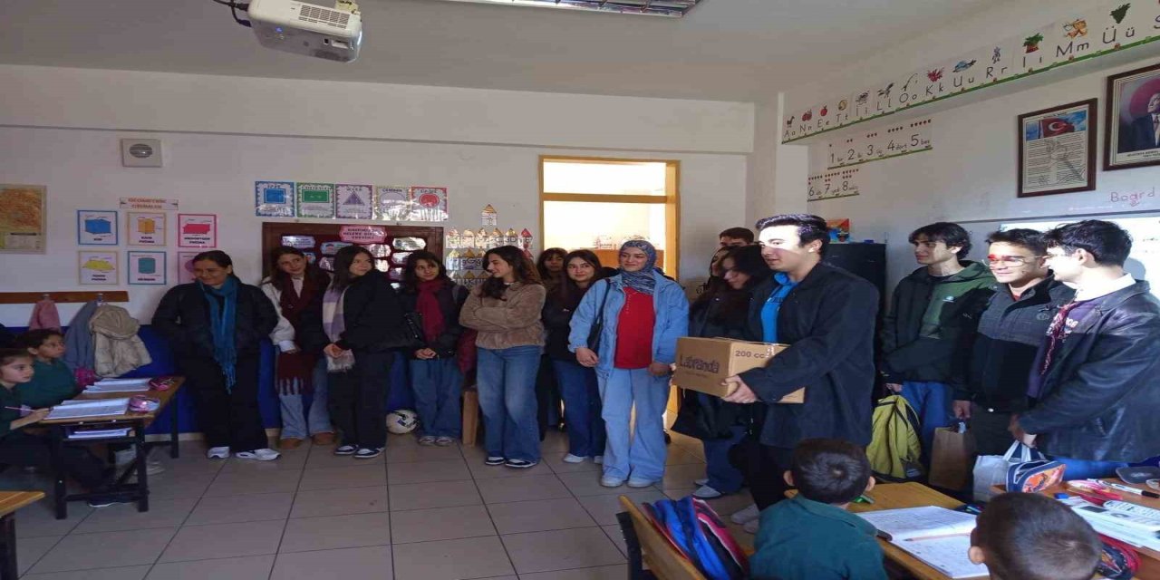 Milas Anadolu Lisesi’nden Fesleğen İlkokulu’na kitap desteği