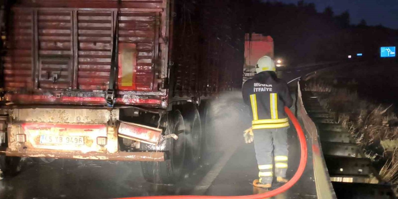 Tomruk yüklü TIR’da çıkan yangın büyümeden söndürüldü