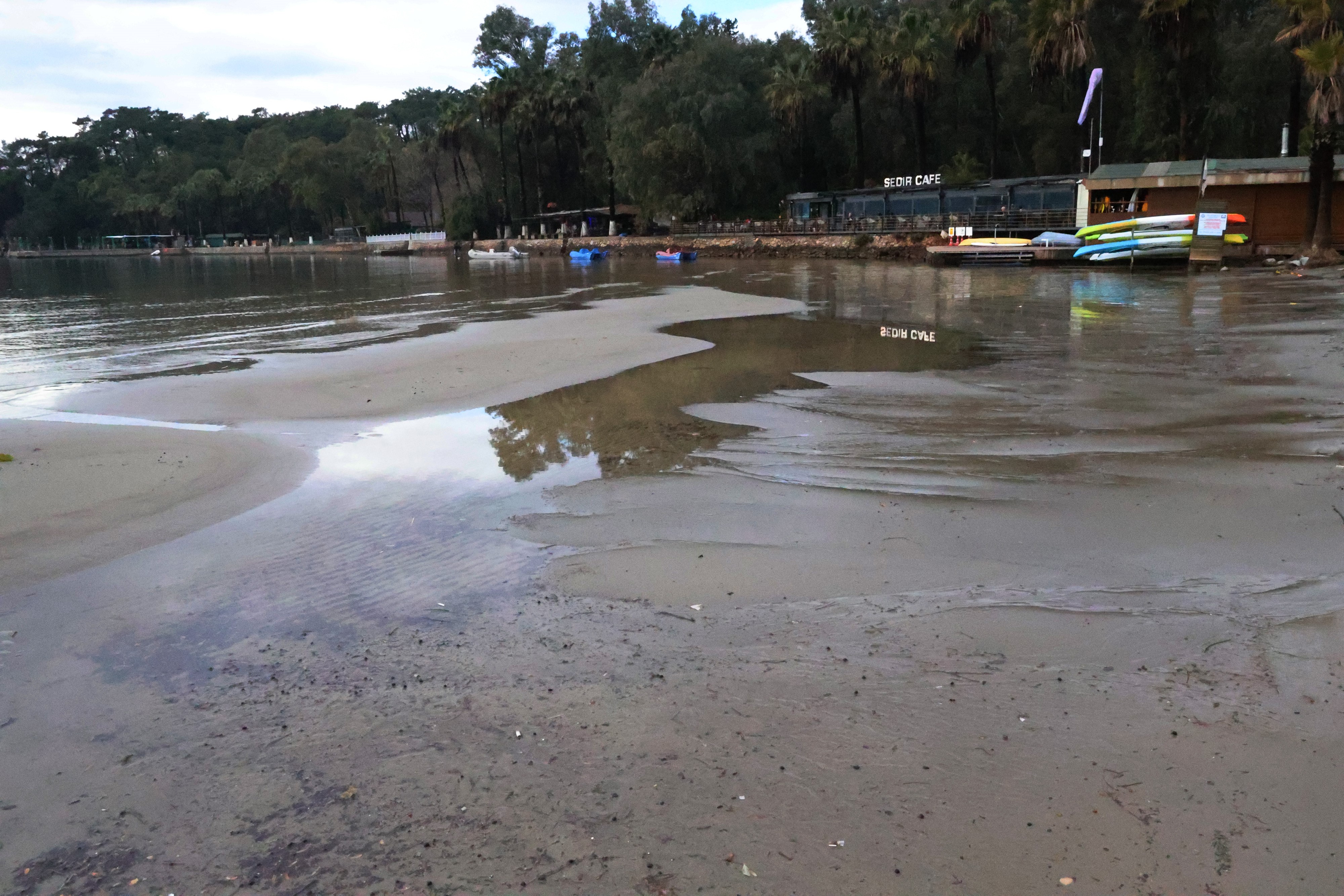 Akyaka'da deniz 10 metre çekildi
