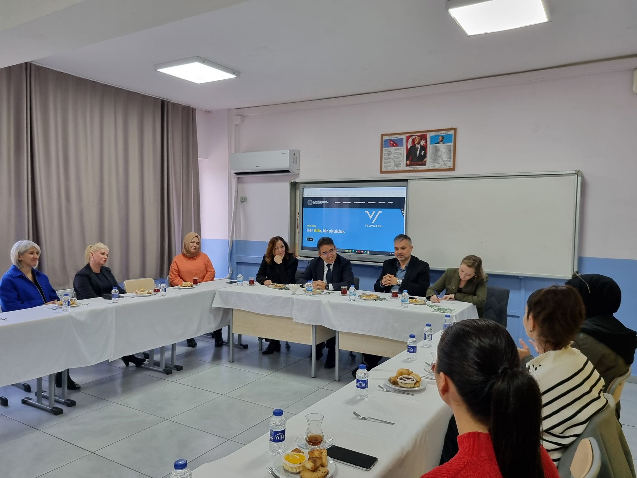 Marmaris Kaymakamı Kaya, “Her aile bir okuldur” anlayışıyla veli buluşmalarına katıldı