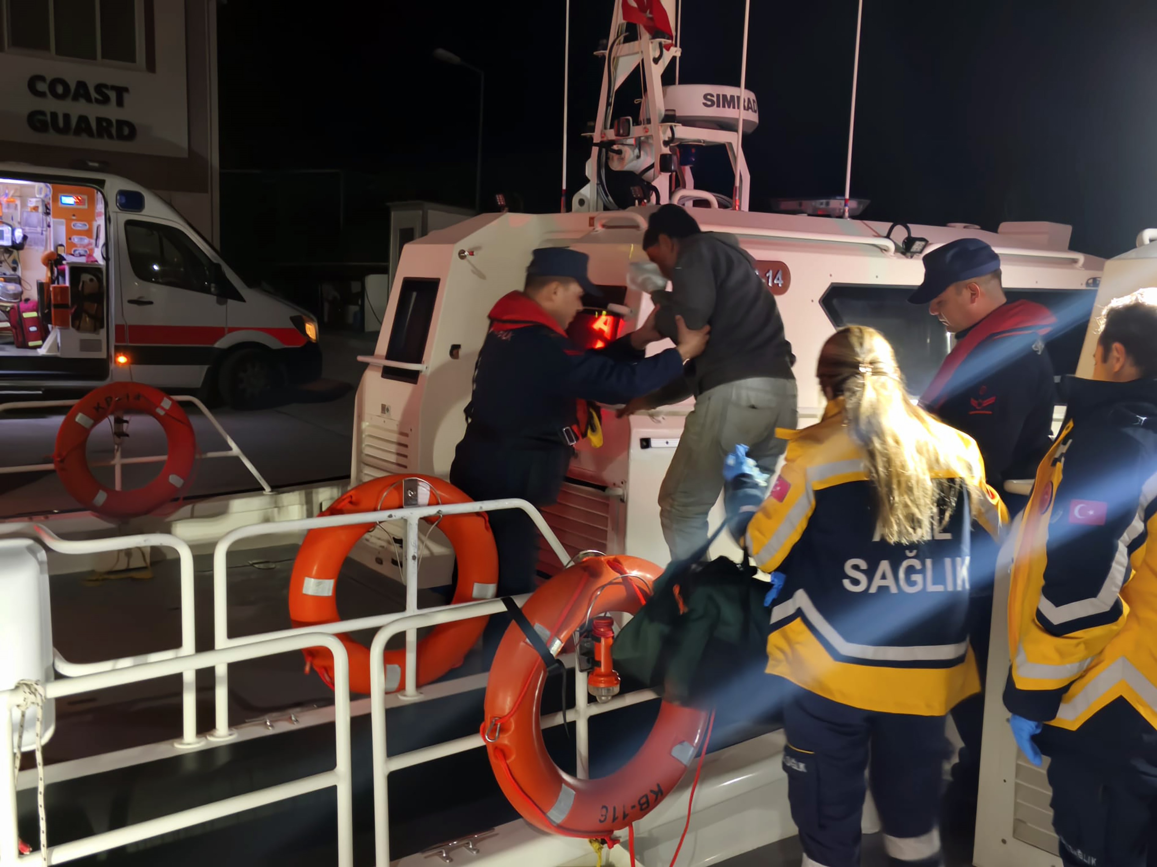 Marmaris açıklarında yaralanan balıkçıya sahil güvenlikten kurtarma operasyonu