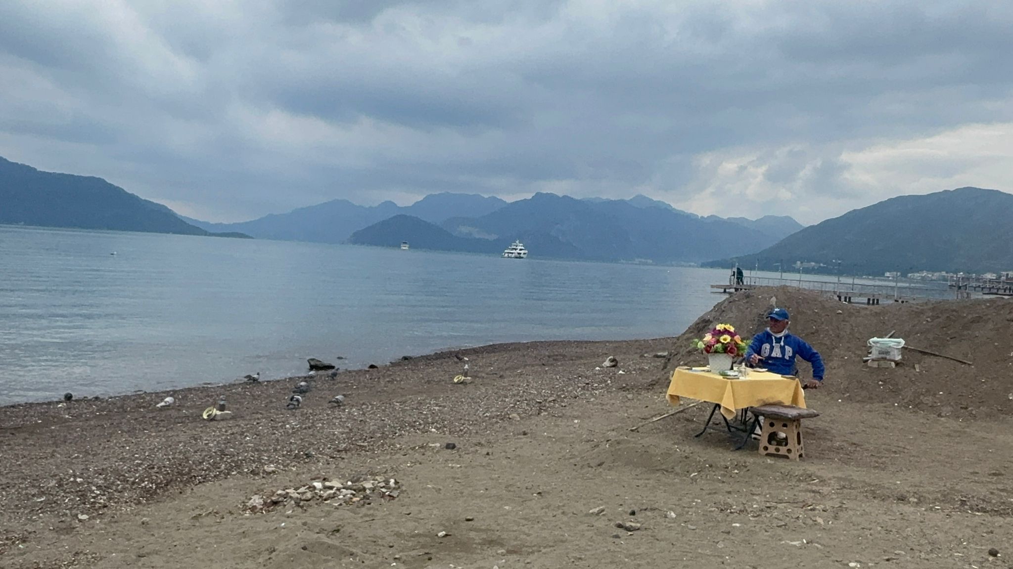 Marmaris halk plajının simgesi haline gelen çiçekli masa