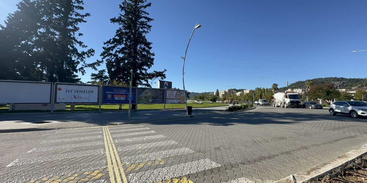 Marmaris’te hem yayaya hemde araca yeşil yanan ışık tepki çekiyor