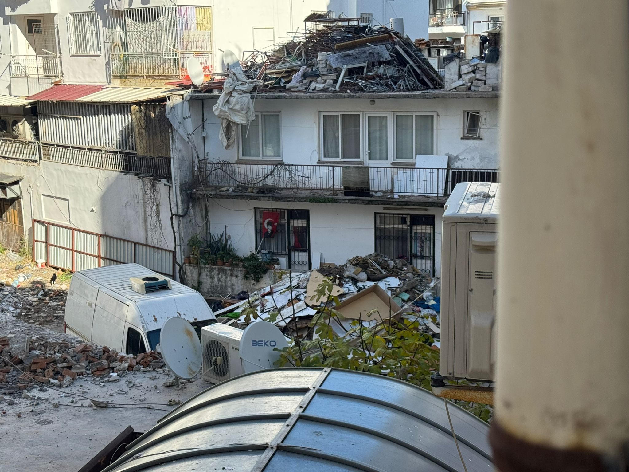 Marmaris’in göbeğindeki çöp çatı rezaleti sürüyor