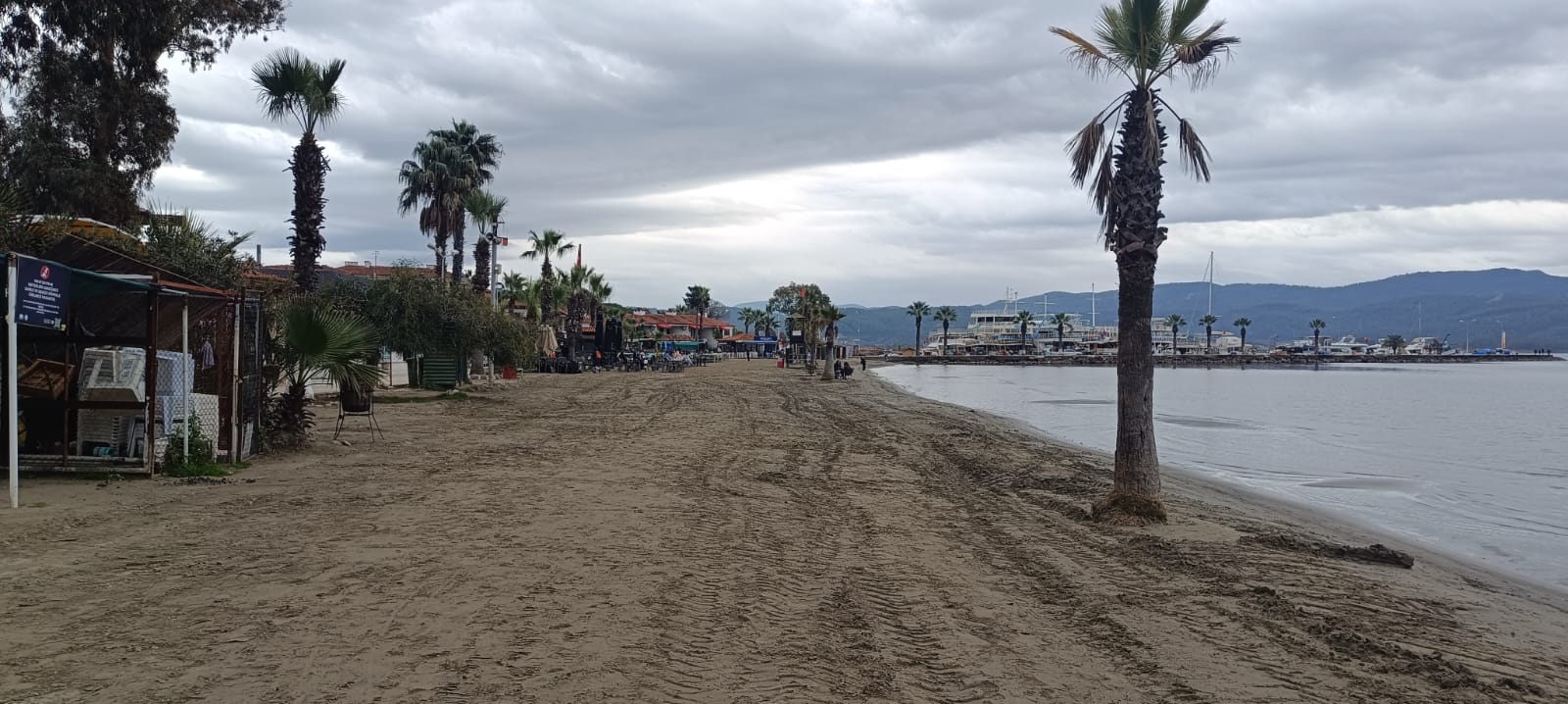 Akyaka sahilinde yağmur sonrası düzenleme yapıldı