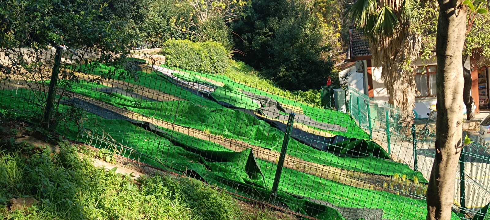 Akyaka’da plastik çim tepkisi yeniden gündemde