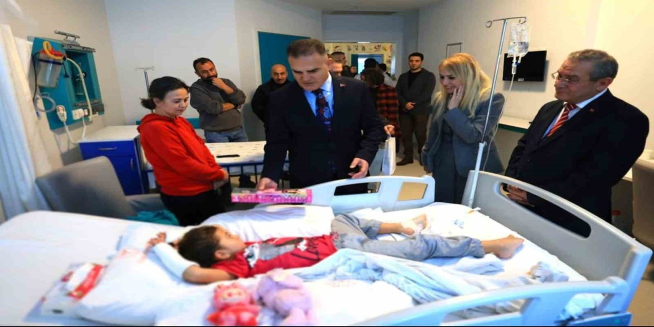 Vali Akbıyık yeni yılı hasta, yaşlı ve görev yapanları ziyaretler ile girdi