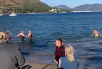 2026’nın ilk gününde  soğuğa aldırış etmeden denize girdiler