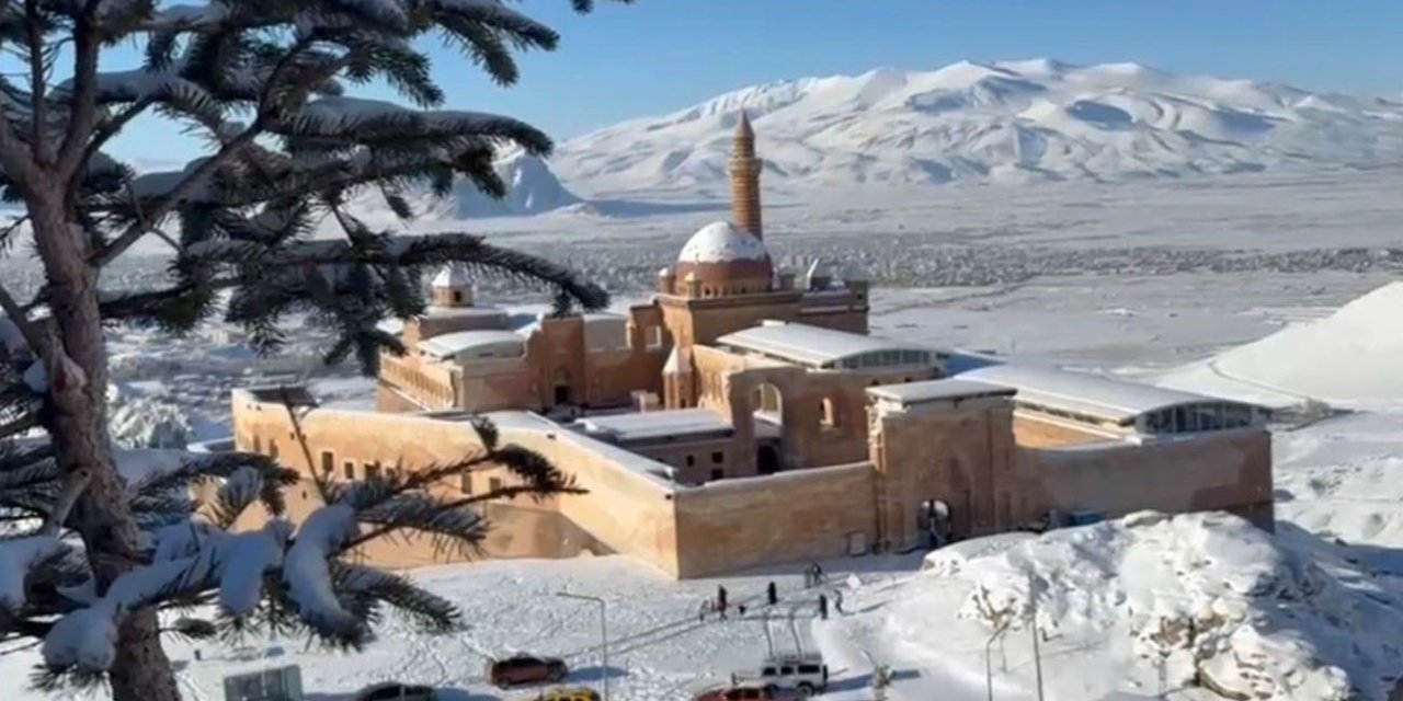 Tarihi İshak Paşa Sarayı’nda kış güzelliği büyülüyor