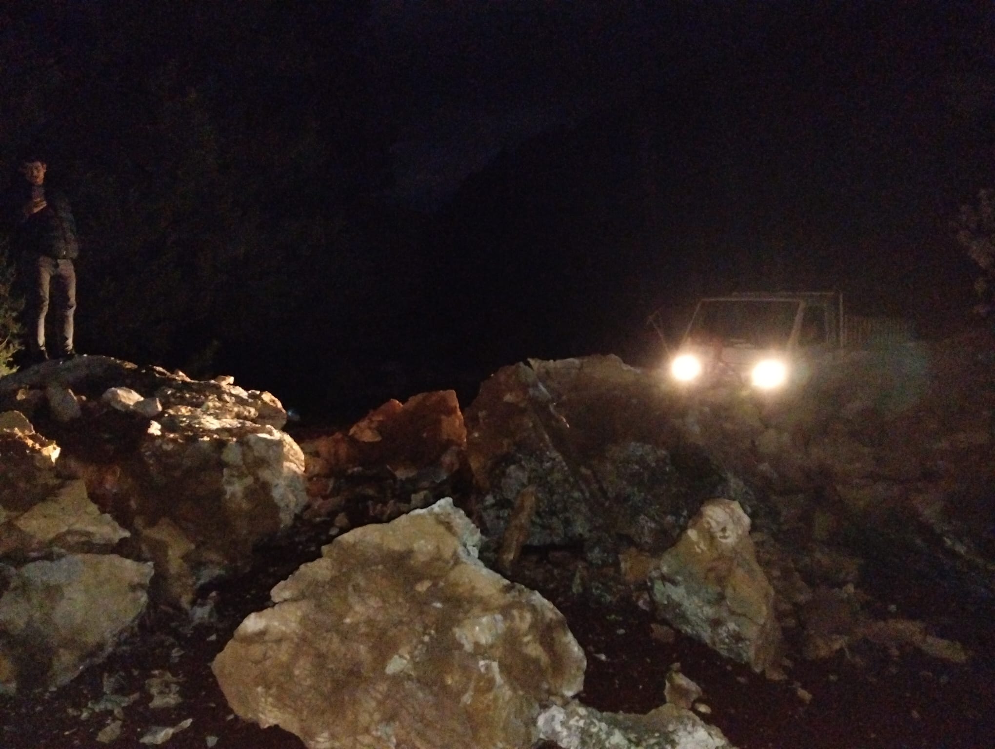 Dev Kayalar dağ yolunu kapattı