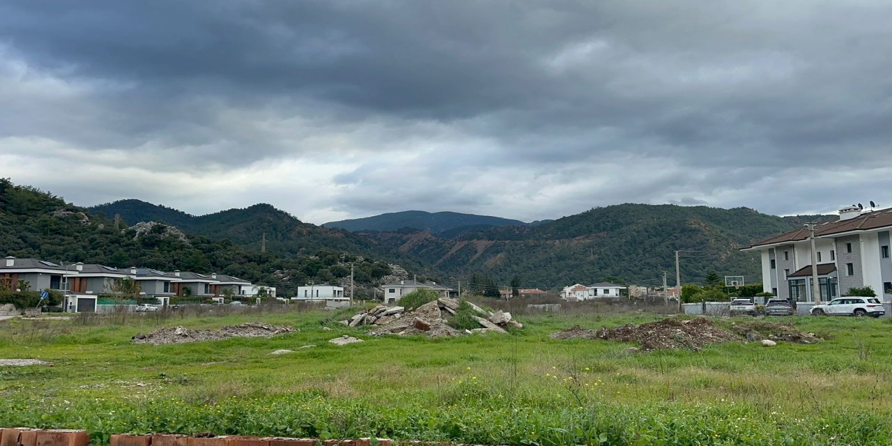 Marmaris’te boş arazilere dökülen molozlar neden görülmüyor?