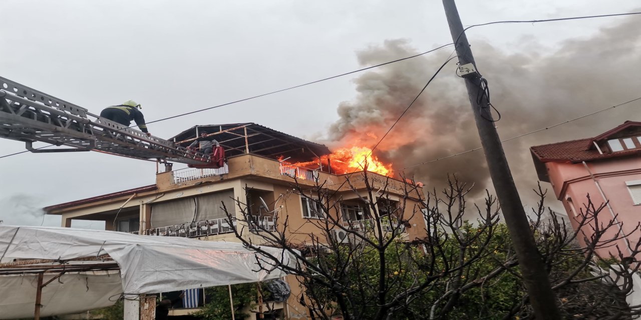 Köyceğiz’de ev yangınında ev kullanılamaz hale geldi