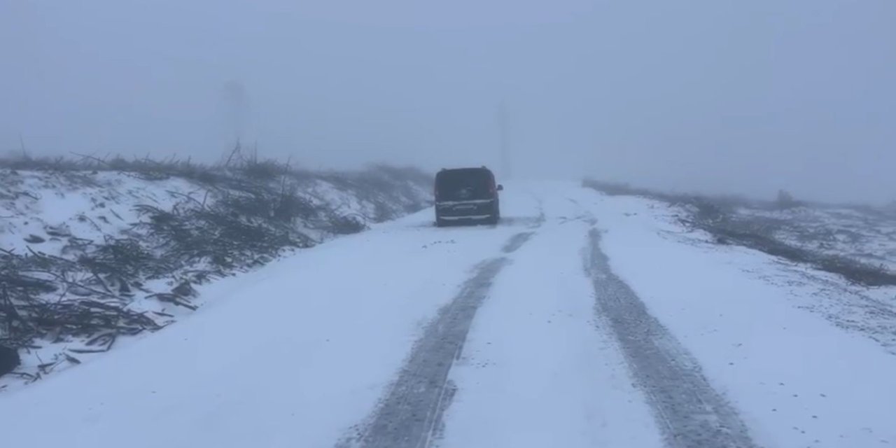 Kavaklıdere’de araçlar karda mahsur kaldı