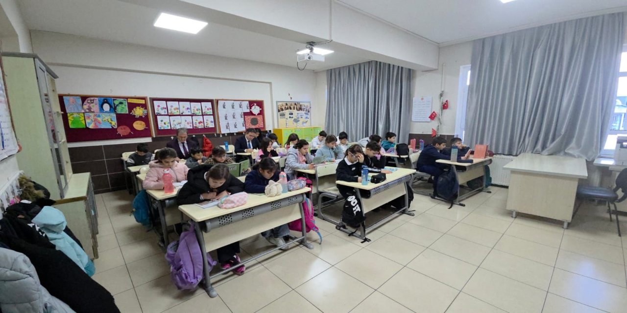 Kaymakam Kaya’dan “bir kitap bir insan” projesi kapsamında okul ziyareti