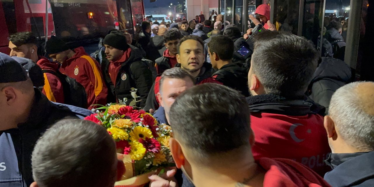 Galatasaray, Fethiye’de çiçeklerle karşılandı