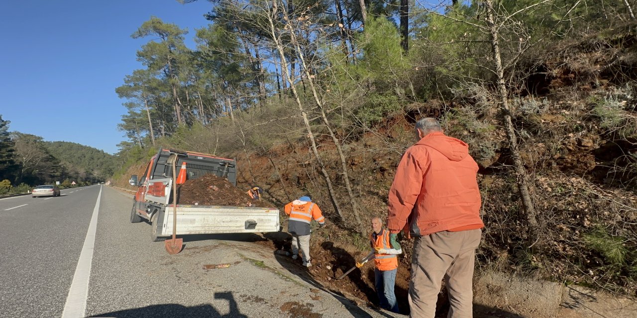 Karayolları fırtınanın ardından Marmaris yolunda temizlik yapıyor