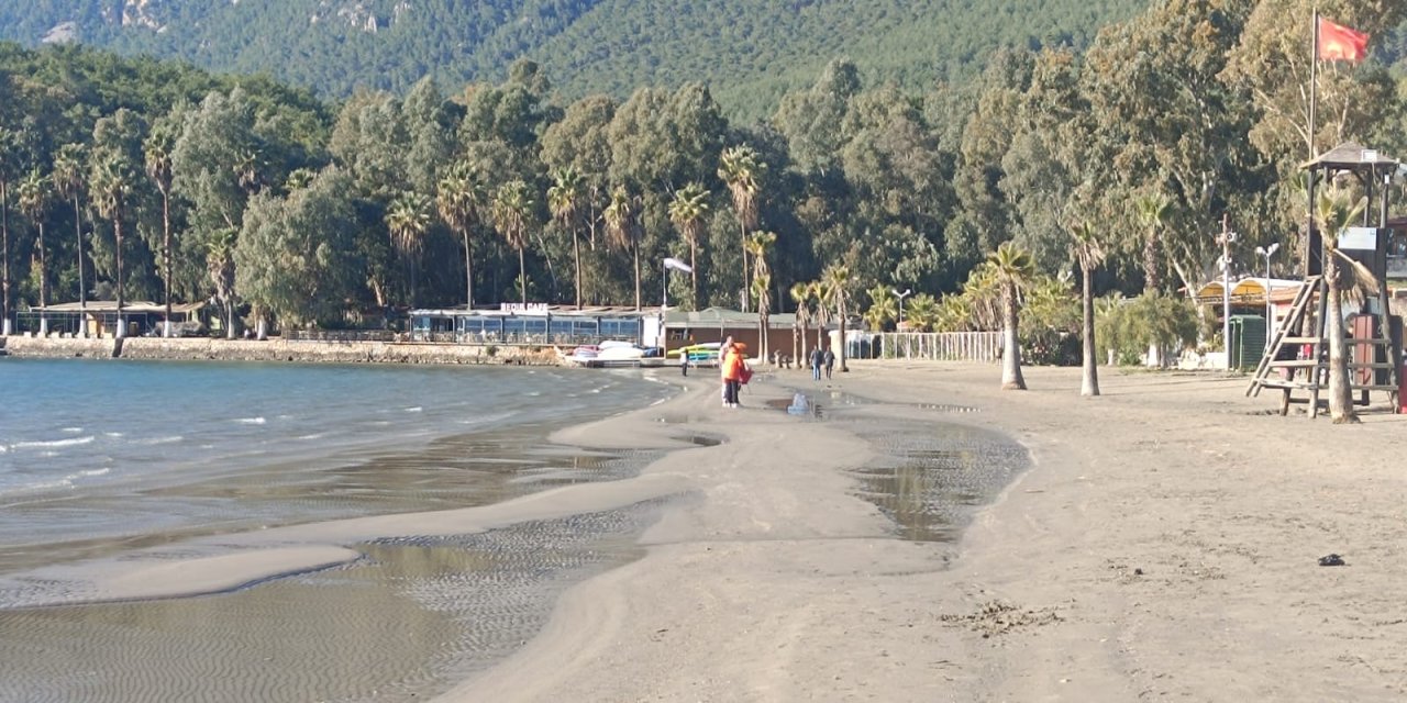Akyaka Sahili’nde Deniz Suyu İkinci Kez Çekildi