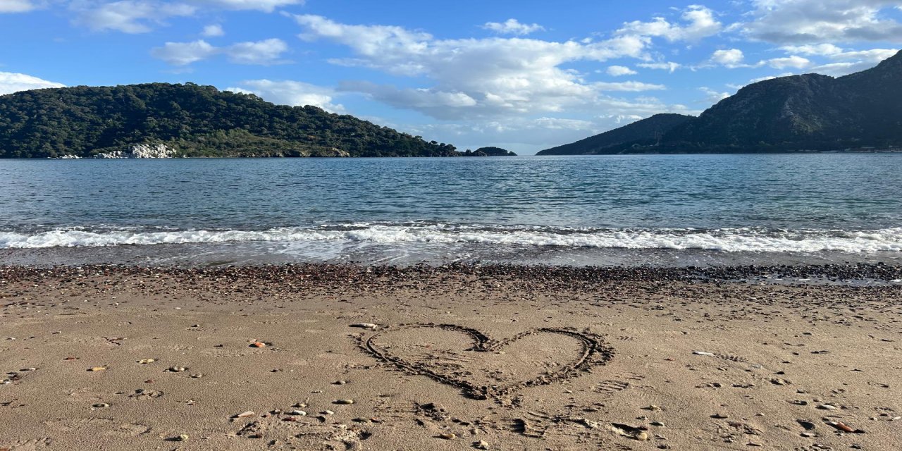 Marmaris'te kumsallar bu kez sevginin sembolü kalplerle süslendi