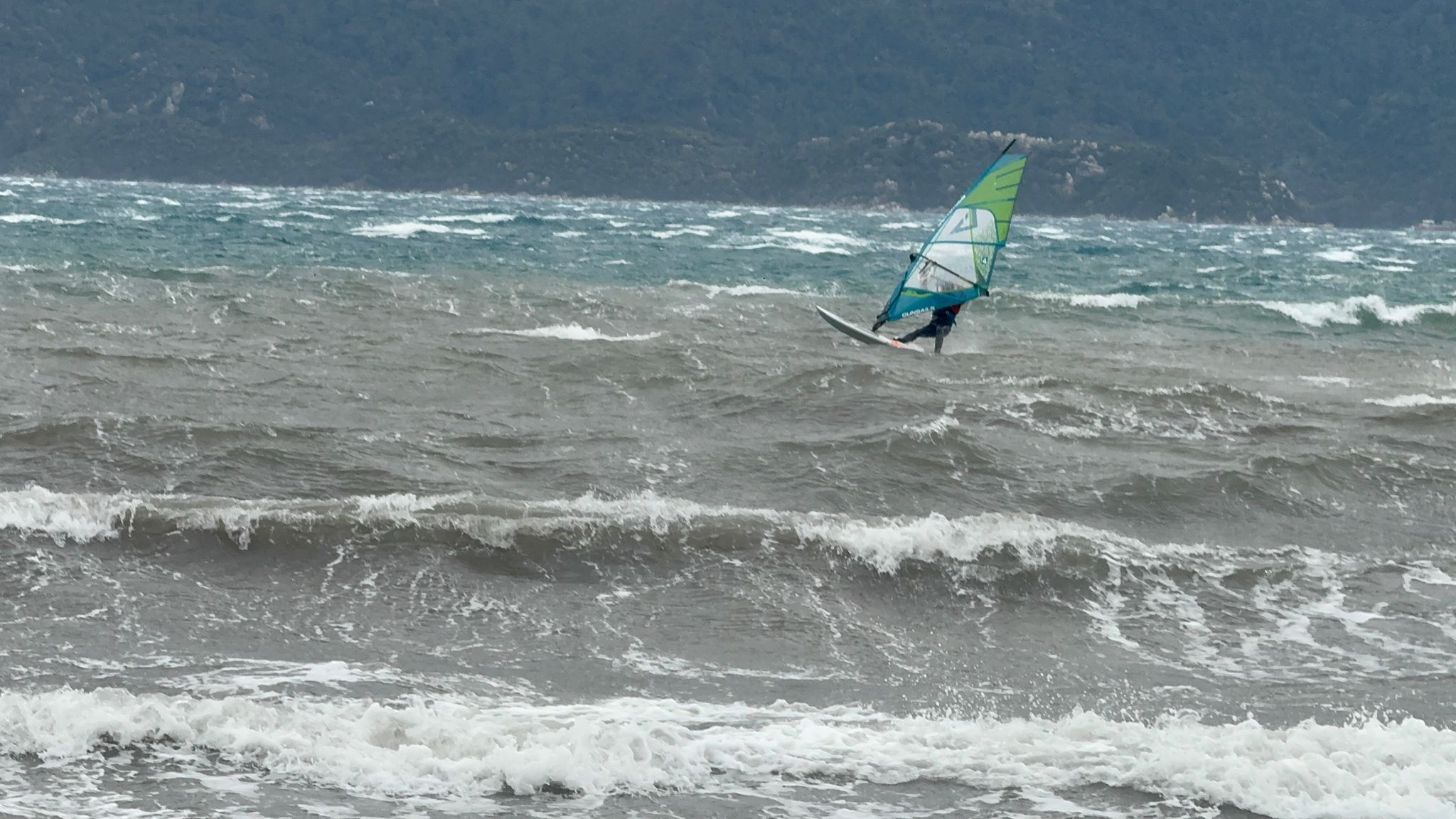 Marmaris’te fırtına etkisini göstermeye devam ediyor