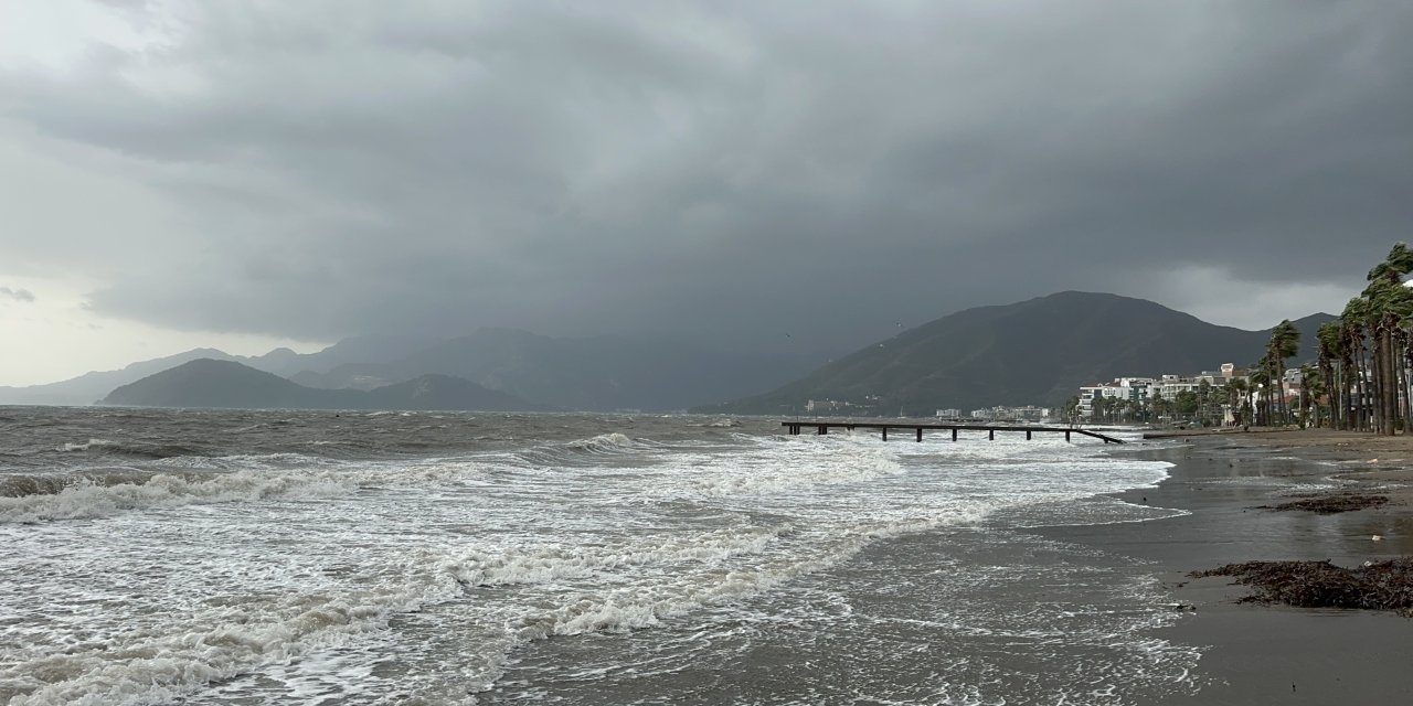 Yağış sonrası Marmaris denizi yeniden kahverengine büründü