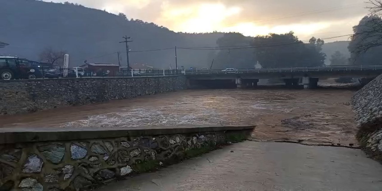 Gökçe’de dere yatağında sel meydana geldi