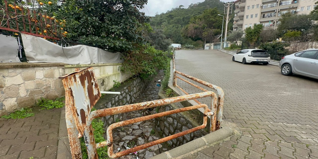 Marmaris’te vatandaşlar yetkililerden paslanan korkulukların yenilenmesini talep ediyor