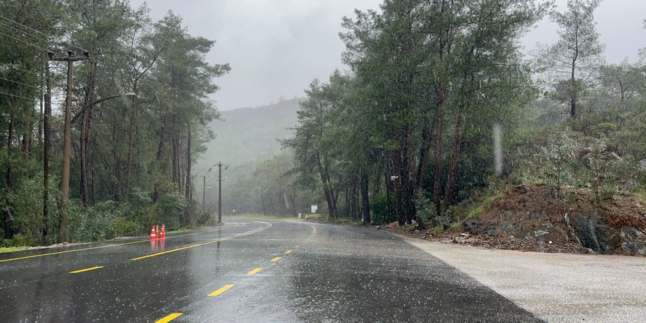Marmaris’te fırtına ve sağanak yağış zor anlar yaşattı