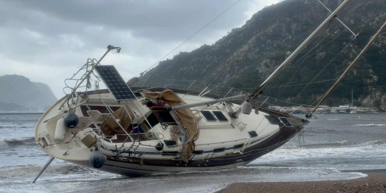 Marmaris’te fırtına yelkenliyi kıyıya sürükledi