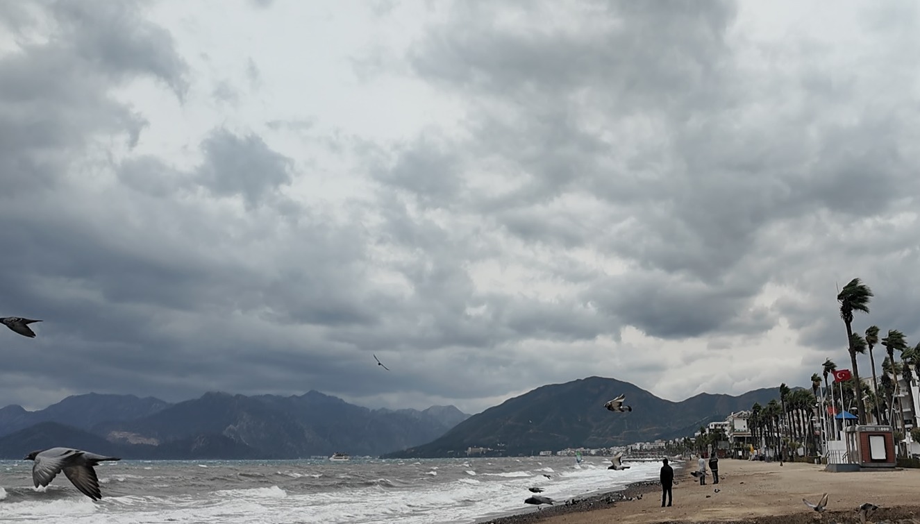 Marmaris’te şiddetli fırtına tekneleri sürükledi, ağaçları kırdı