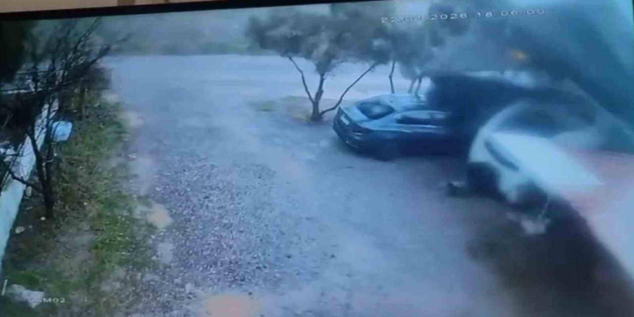 Dalaman'da şiddetli fırtına, otoparkın çatısını uçurdu