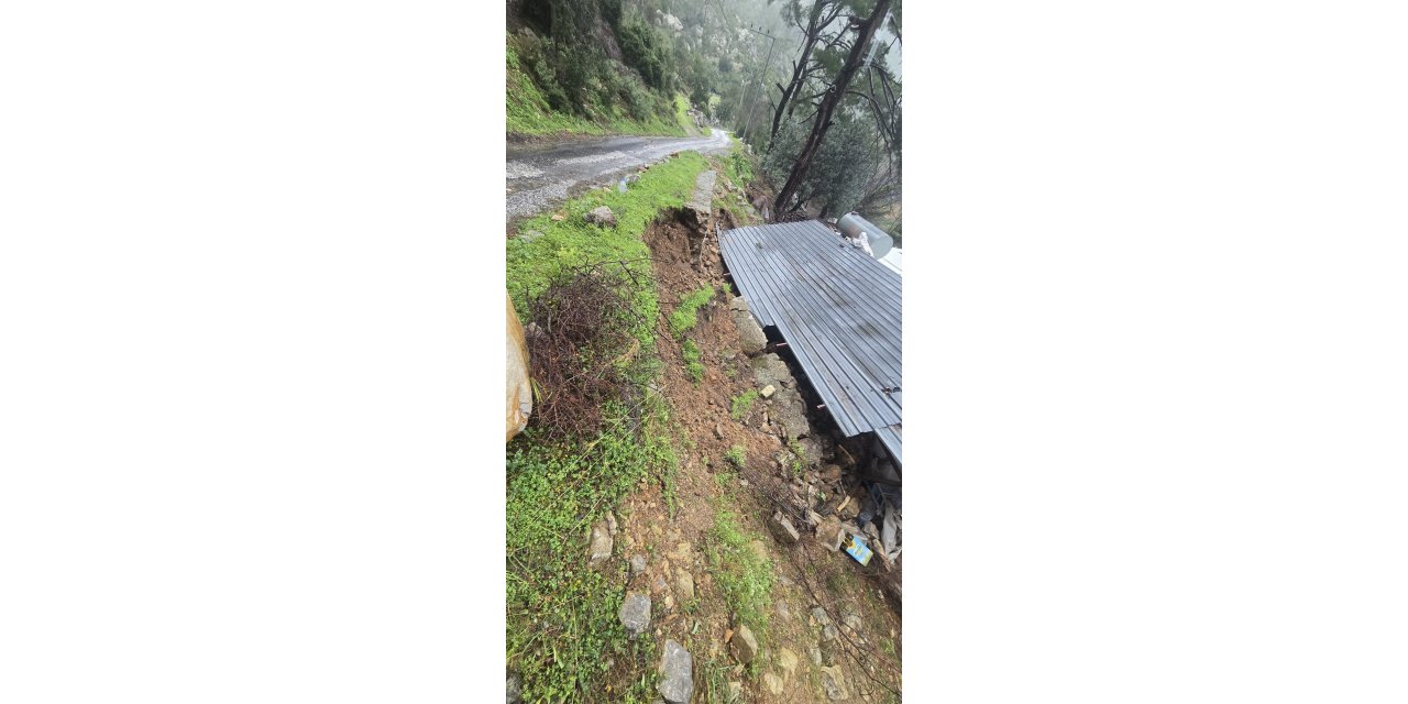 Bayır mahallesinde göçmek üzere olan ev yetkililerden çare bekliyor
