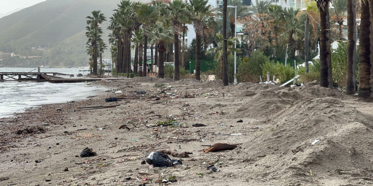 Marmaris’te fırtına sonrası sahiller çöplerle doldu
