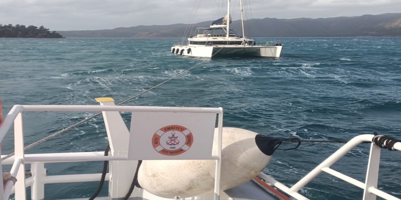 Hisarönü’nde motor arızası yapan tekne kurtarıldı