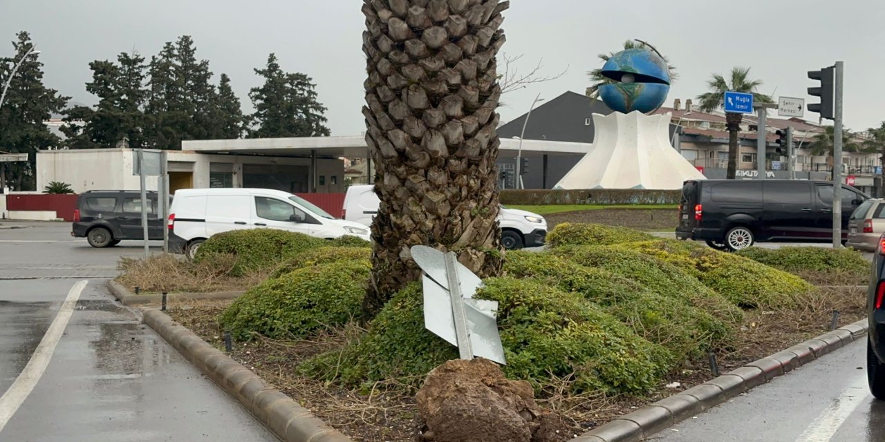 Marmaris’te trafik levhası kökünden çıktı