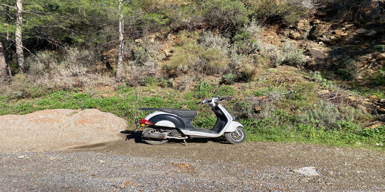 Yalancıboğaz yol kenarında bir motor haftalardır terkedilmiş bekliyor